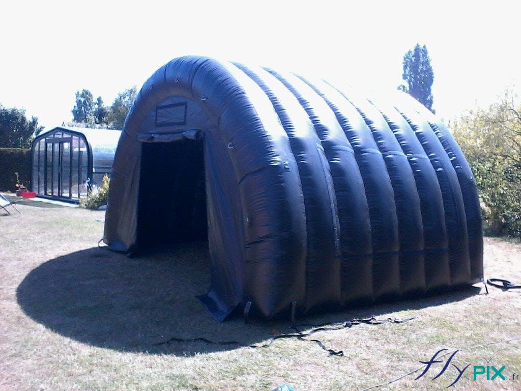 Les enveloppes en PVC 0.6 mm double peau capitonnées sont souvent utilisées pour les abris gonflables de stockage de longue durée en environnement extérieur.