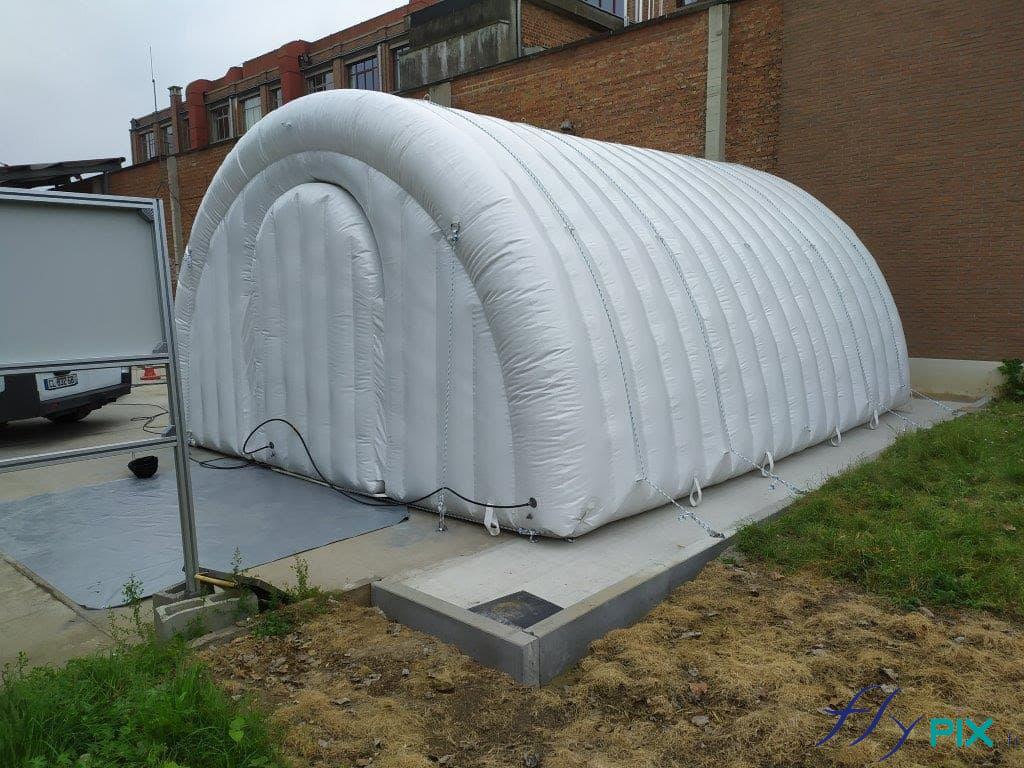 Un autre exemple de tente gonflable double peau capitonnée.