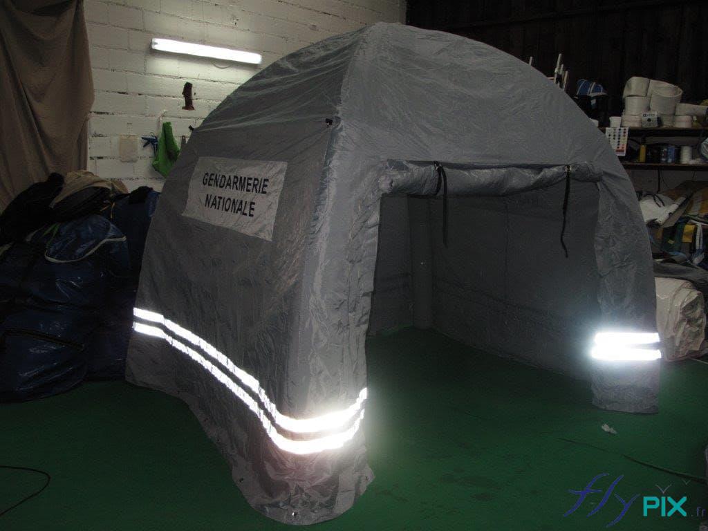 tente barnum gonflable avec une porte large à pignons