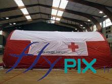 Une tente gonflable PMA pour la Croix Rouge Française.