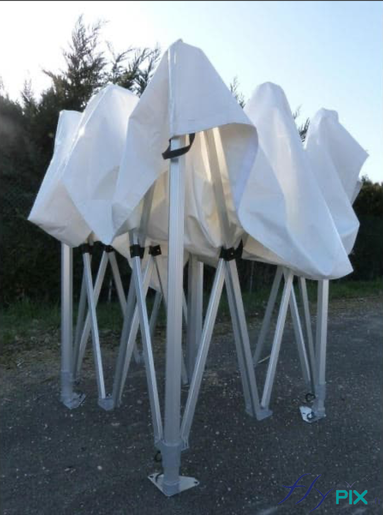 Tente médicale à armatures métalliques, pouvant être pliée facilement pour être rangée.