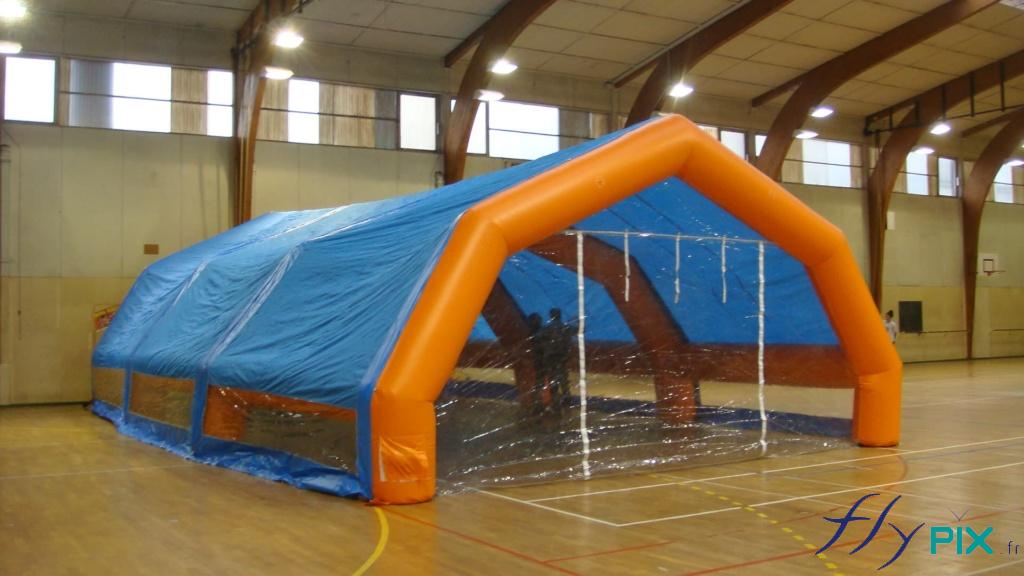 Un abri gonflable avec 6 pans coupés. Un abri gonflable avec 6 pans coupés.