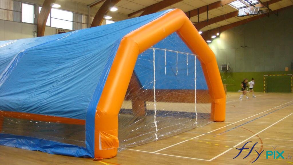 Tente gonflable à pans coupés.