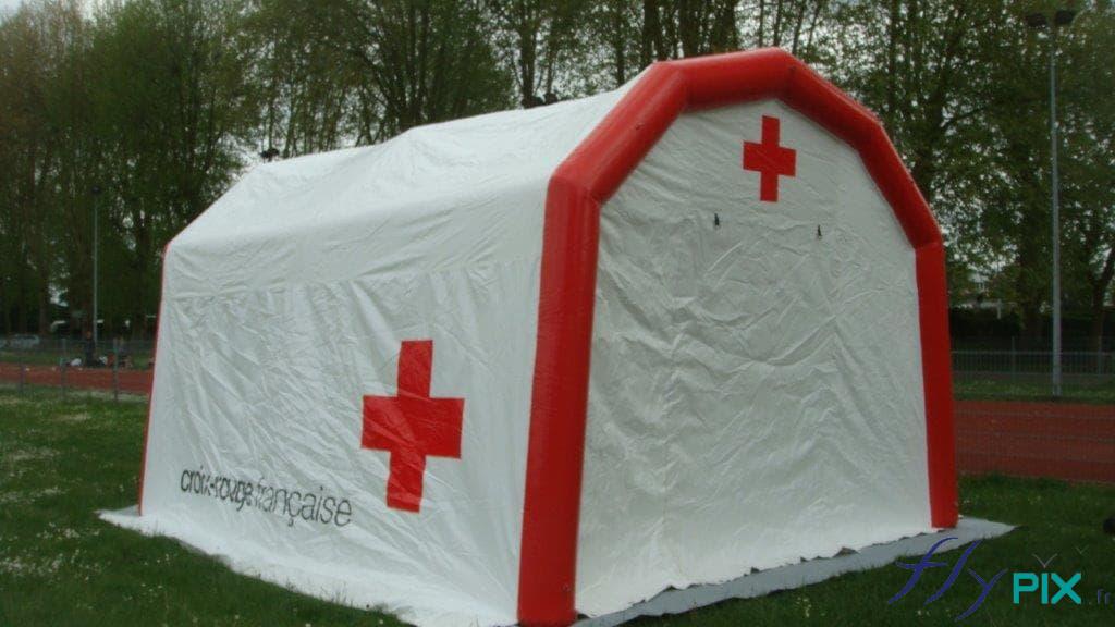 La tente médicale gonflable est personnalisée avec des marquages imprimés en couleur directement sur l'enveloppe en PVC blanche.