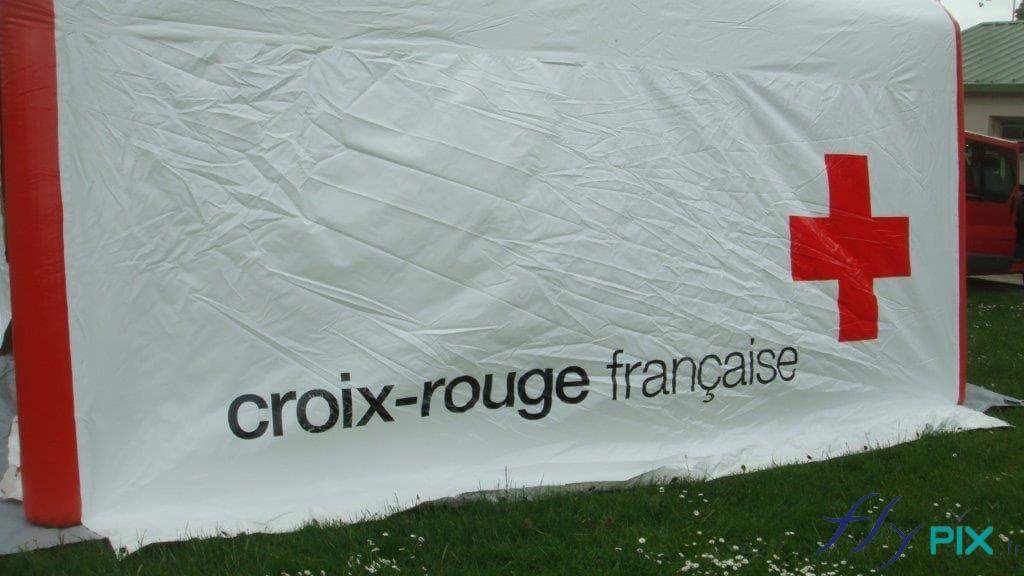 Marquages personnalisé en impression directe en couleur sur un fond blanc.