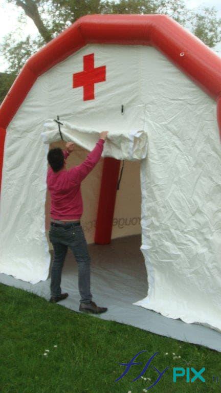 La porte de la tente PMA s'ouvre rapidement et facilement