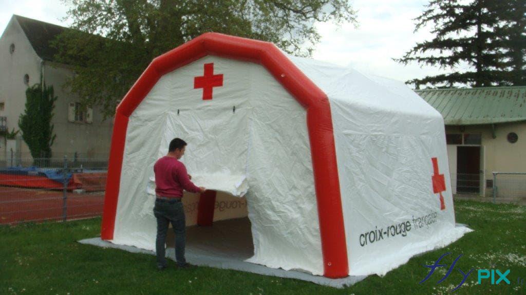 Vue avant de la tente poste médical avancé, avec une porte d'accès large pignon.