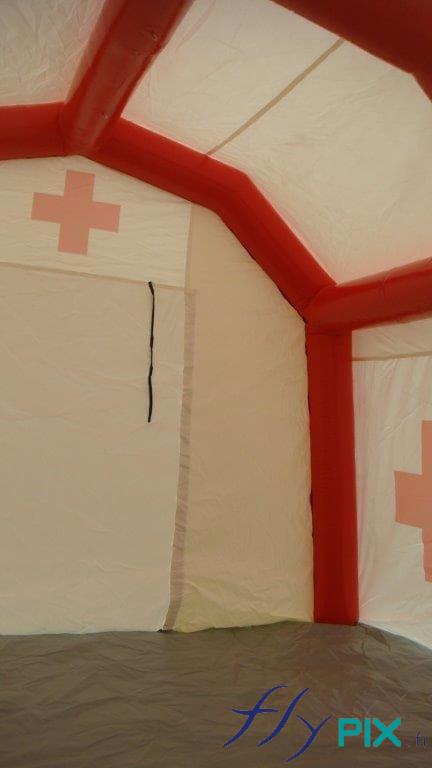Intérieur de la tente PMA, avec des boudins d'ossatures de couleur rouge.