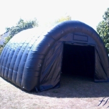 Tente de stockage gonflable, succession d&#039;arches en demi lune, très robuste.