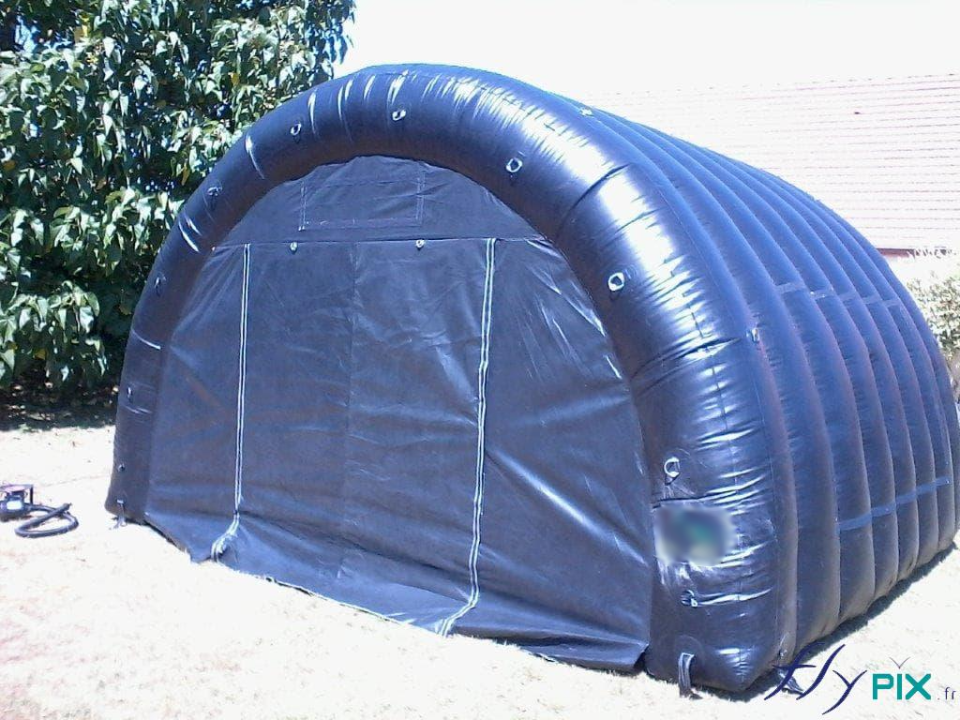 Une tente gonflable en enveloppe PVC0.6 mm double peau capitonnée, utilisée pour du stockage de matériel médical