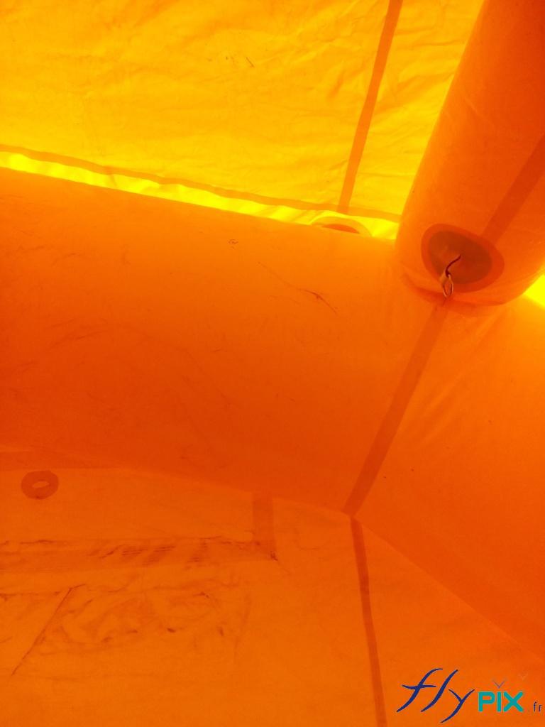 Les jointures de la tente PMA sont soudées. Les ossatures de boudins en PVC, très robustes, assurent une bonne stabilité de la tente PMA. Les jointures de la tente PMA sont soudées. Les ossatures de boudins en PVC, très robustes, assurent une bonne stabilité de la tente PMA.