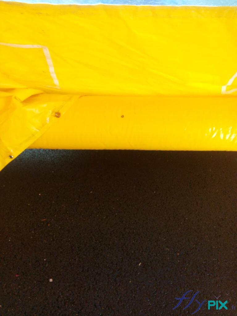 Boudins d'ossatures, air captif étanche, en enveloppe PVC 0.6 mm simple peau, et gonflés à l'air avec une pompe électrique. Vue détaillée des boudins et des soudures des jointures pour une tente de premiers secours. Boudins d'ossatures, air captif étanche, en enveloppe PVC 0.6 mm simple peau, et gonflés à l'air avec une pompe électrique. Vue détaillée des boudins et des soudures des jointures pour une tente de premiers secours.