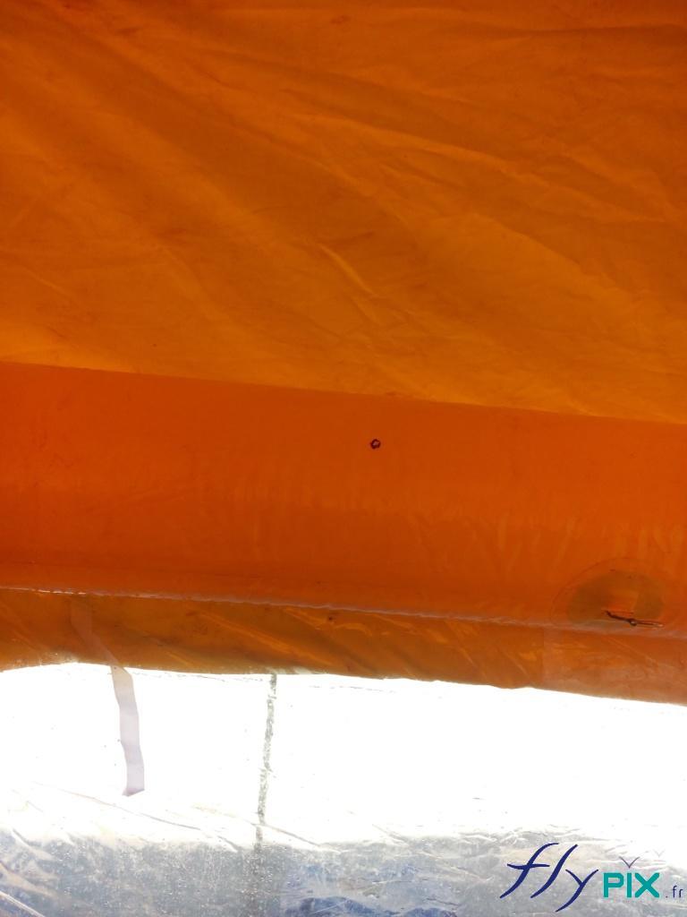 Les coutures de la tentes PMA pour la jointure entre les boudins d'ossatures et les murs.