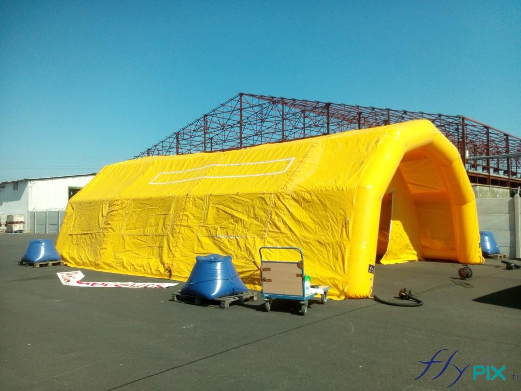 Abri poste médical avancé, qui peut être gonflé et installé en en vingtaine de minutes. Un exemple de tente de premiers soins adaptée aux situations d'urgences: épidémies, cyclone, inondations, tremblements de terre, ou attentats terroriste. Abri poste médical avancé, qui peut être gonflé et installé en en vingtaine de minutes. Un exemple de tente de premiers soins adaptée aux situations d'urgences: épidémies, cyclone, inondations, tremblements de terre, ou attentats terroriste.