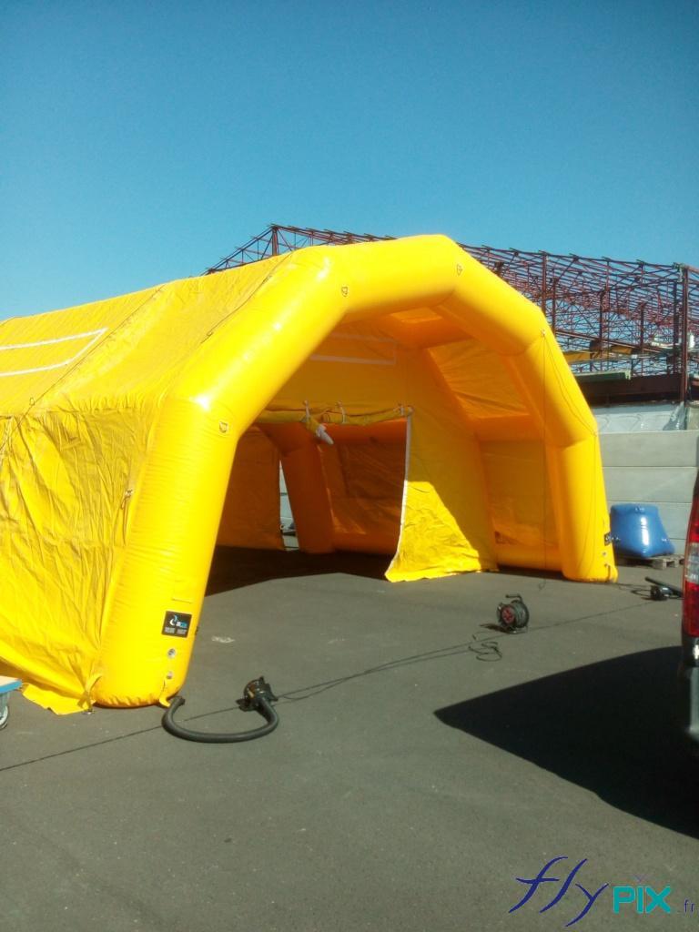 La tente PMA de grande taille est dotée de portes larges pignon et d'une grande marquise d'accès principale.