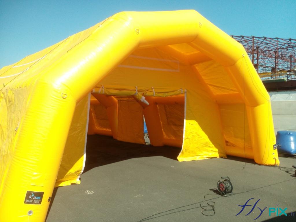 Marquise et porte large pignon d'accès à une grande tente PMA. Une porte large pignon pour faciliter le transfert des malades depuis l'extérieur. Marquise et porte large pignon d'accès à une grande tente PMA. Une porte large pignon pour faciliter le transfert des malades depuis l'extérieur.