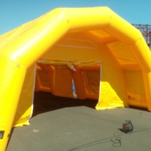 Marquise et porte large pignon d&#039;accès à une grande tente PMA.