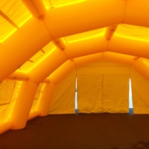 Les grandes tentes PMA procurent un gros volume protégé du vent, de la poussière et des intempéries.