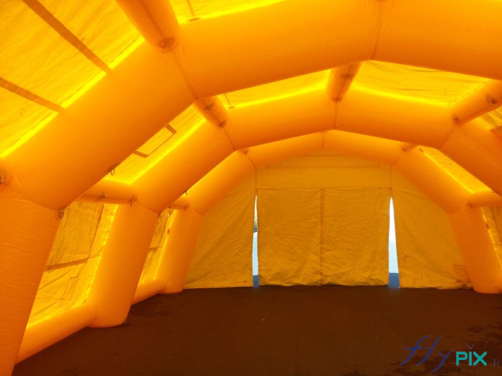 Une vue de l'intérieur d'un abri de poste médical avancé. On remarque les boudins d'ossatures air captif gonflés à l'air et aussi l'enveloppe des murs et de la toiture, PVC 0.6 mm simple peau. Une vue de l'intérieur d'un abri de poste médical avancé. On remarque les boudins d'ossatures air captif gonflés à l'air et aussi l'enveloppe des murs et de la toiture, PVC 0.6 mm simple peau.