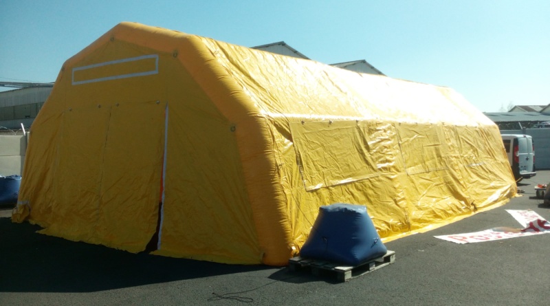 Une tente PMA gonflable de couleur jaune à pans coupés, air captif, gonflé à l'air.