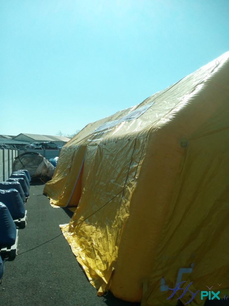 Haubanage avec sacs de lestages à remplir d'eau ou de sable.