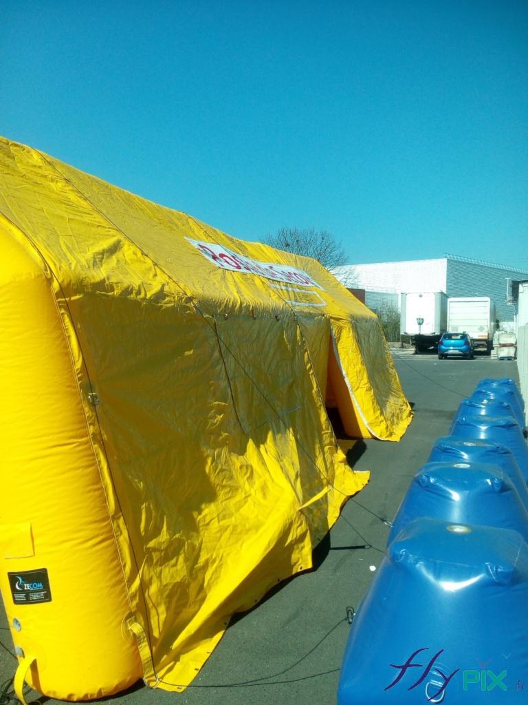 La tente médicale PMA est haubané avec des cordes marine Lancelin et des sacs de lestages à remplir de sable.