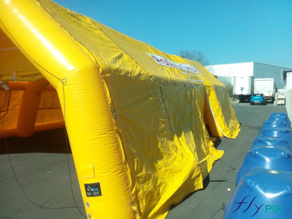 Mur latéral d'u abri médical de premiers soins en enveloppe PVC 0.6 mm simple peau.