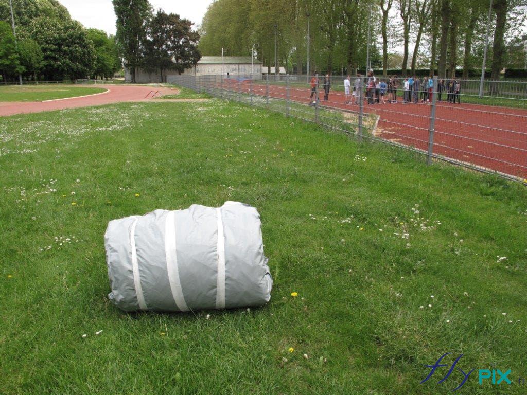 Tente PMA gonflable, pliée, prête à être gonflée.