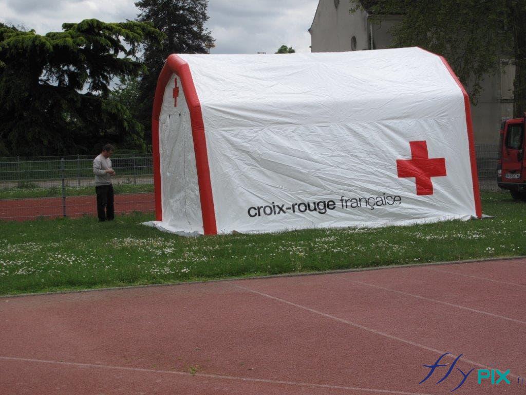 Vue générale d'une tente PMA gonflable, pour le Croix Rouge Française