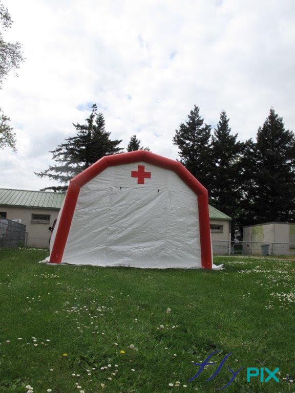 Vue générale de la face avant de la tente médicale gonflable