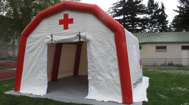 La tente poste médical avancé avec une large porte pignon, une bâche au sol lavable.