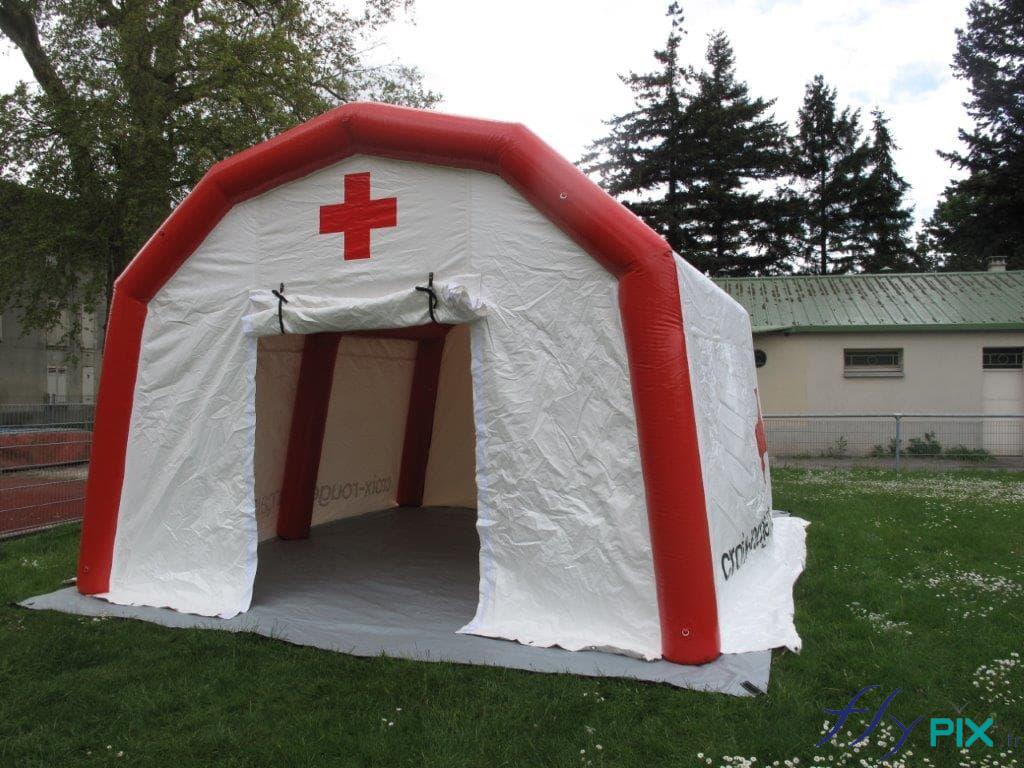 La tente poste médical avancé avec une large porte pignon, une bâche au sol lavable.
