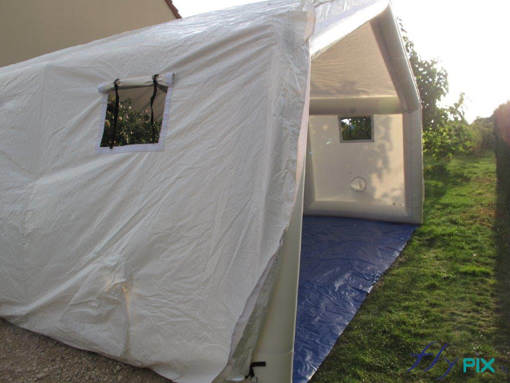 La tente PMA peut être pliée facilement pour un stockage et transport facile.