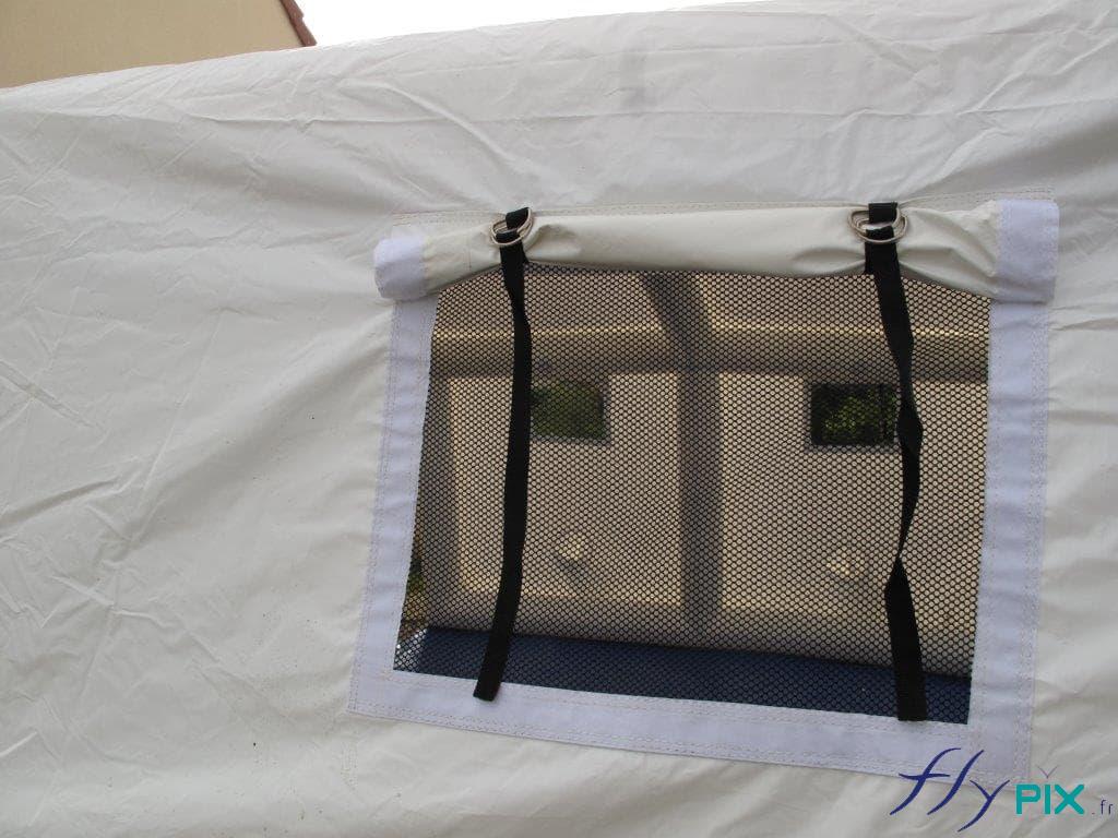 Tente PMA  gonflable avec des fenêtres moustiquaires et des volets amovibles.