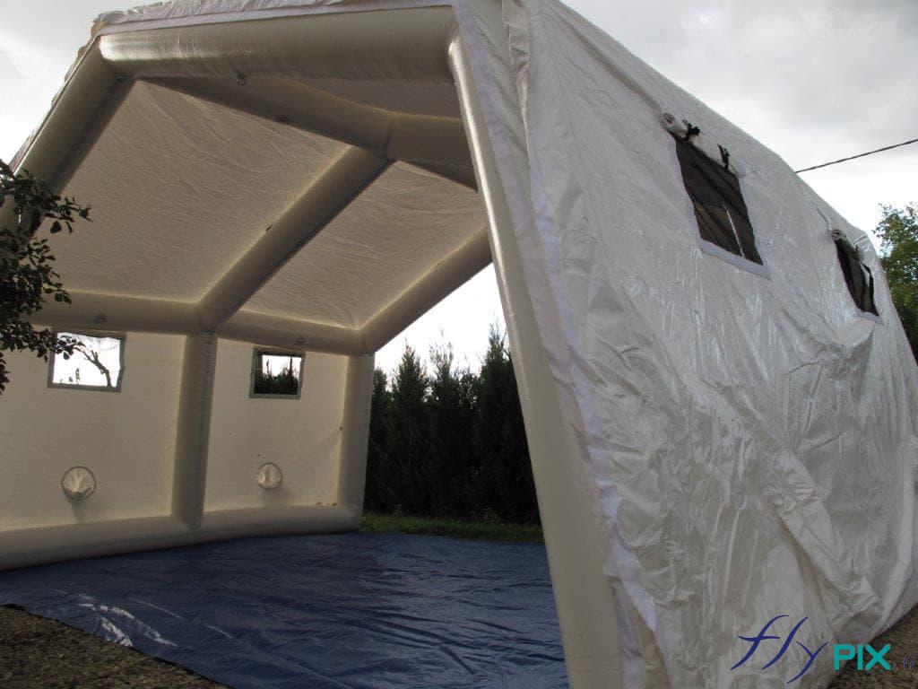 Au sol, une bâche lavable en enveloppe PVC 0.6 mm est soudée à la tente
