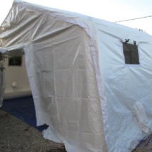 Tente médicale et de premiers soins, avec des boudins d&#039;armatures air captif, gonflé avec pompe.