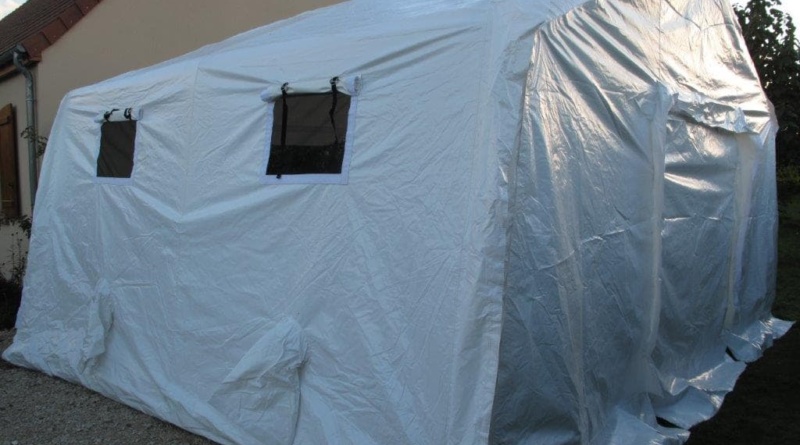 Une tente médicale avec des volets et moustiquaires