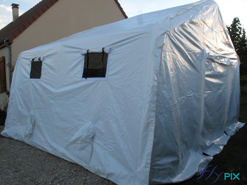 Une tente médicale avec des volets et moustiquaires