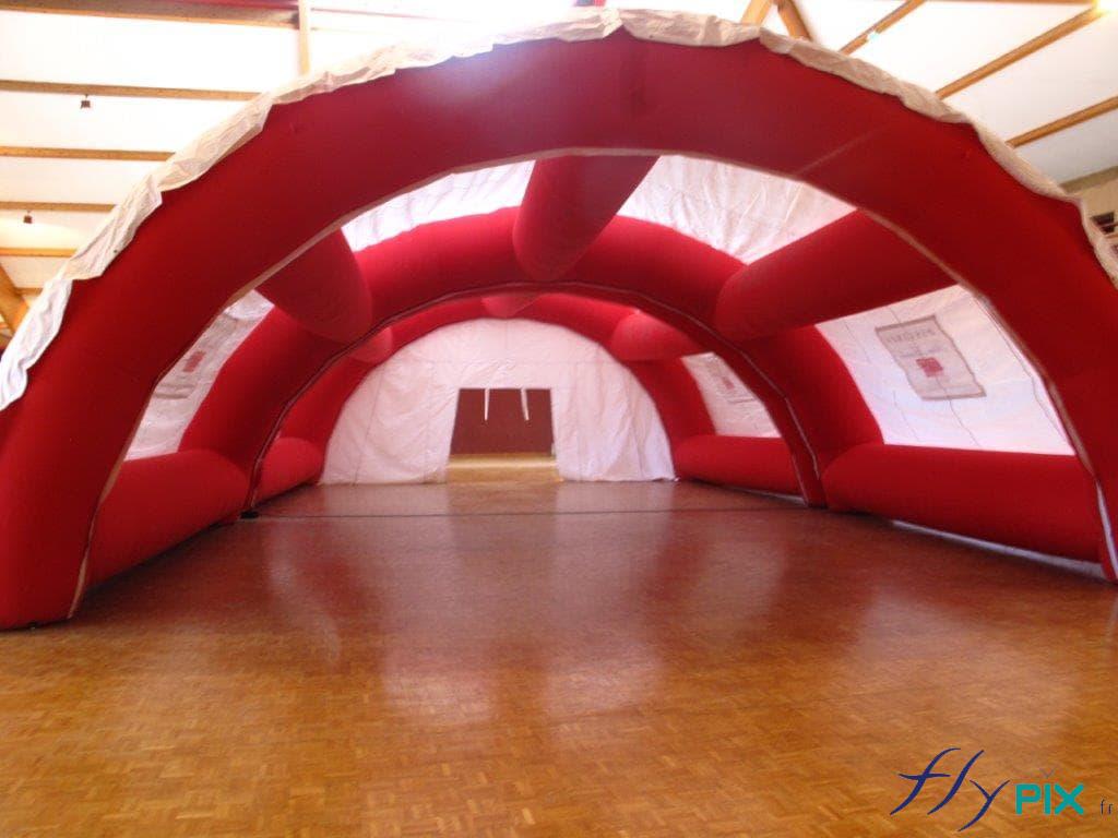 Tente de premiers soins en forme de tunnel.