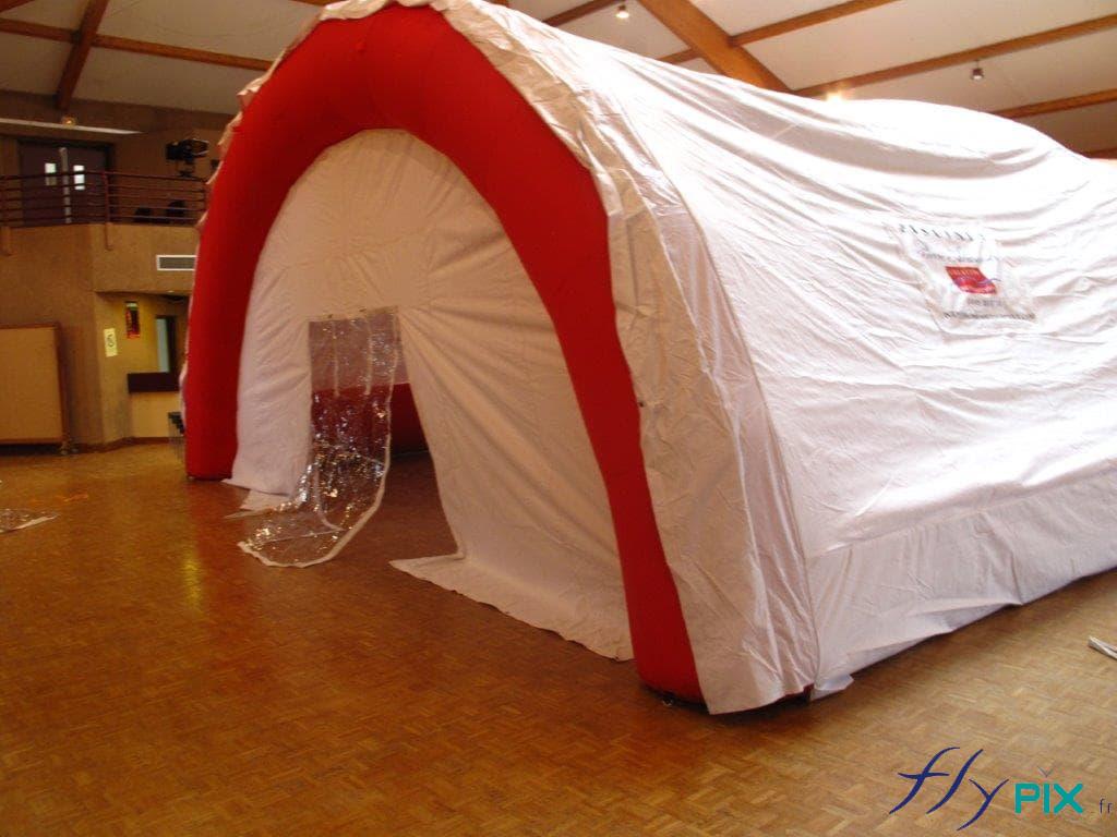 Abri médical de premiers soins en forme de tunnel.