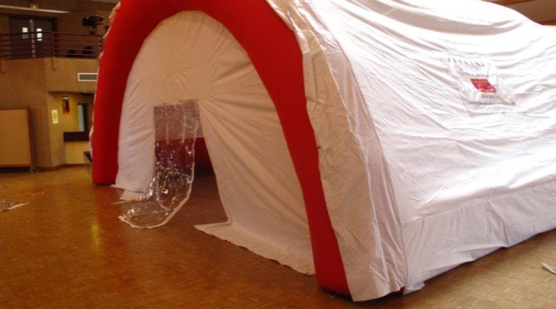 Une tente médicale PMA gonflable en forme de tunnel ou de demi-lune, gonflée à l'air.