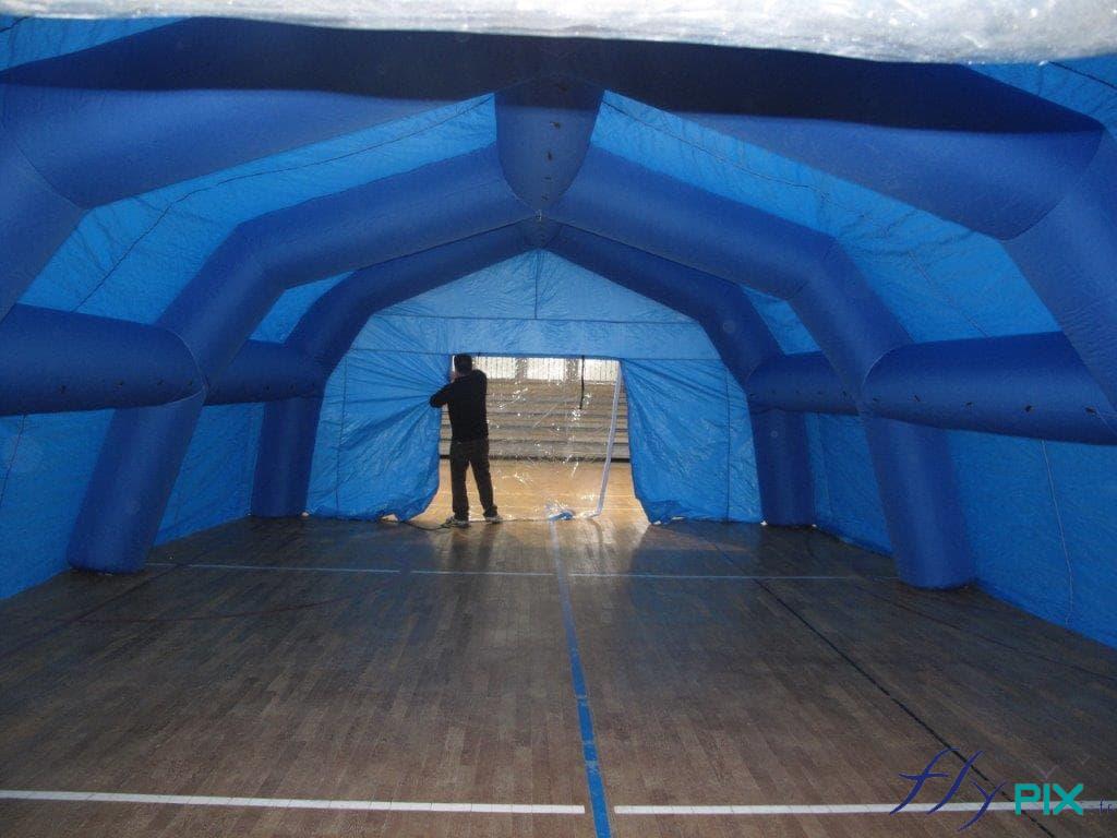 Tente médicale de premiers secours à pans coupés.