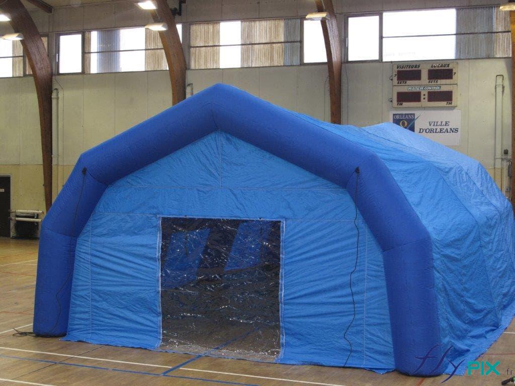 Post médical avancé gonflable, à pans coupés.