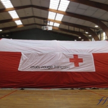 Exemple de banderoles imprimées latérales fixées sur une enveloppe de tente PMA.