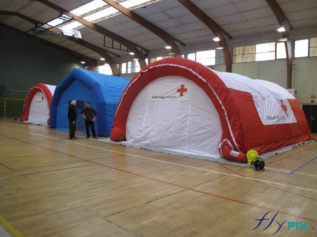 3 abris gonflables médicaux, type PMA (Poste Médical Avanceé), en forme de demi lune, fabriqués pour la Croix Rouge Française par nos soins. Nous pouvons réaliser des tentes PMA ventilées par turbine en permanence, ou bien air captif, gonflées avec une pompe électrique 220 V (en général avec un régulateur de pression). Dans cet exemple, la tente PMA est dotée d'une bâche au sol lavable en PVC, pour assurer une hygiène parfaite pour le personnel médical et aussi pour les malades ou accidentés.