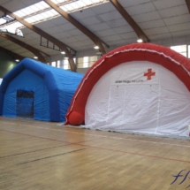 Les tentes médicale peuvent avoir une forme de tunnel ou de 5 pans coupés.