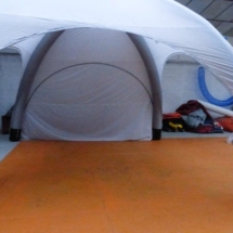 Structure gonflable à l’air avec une pompe électrique, air captif étanche, 1 pompe électrique, norme CE, garantie 1 an, 220V, Tente gonflable PMA IGLOO 6 x 6 m, 36 m2, air captif