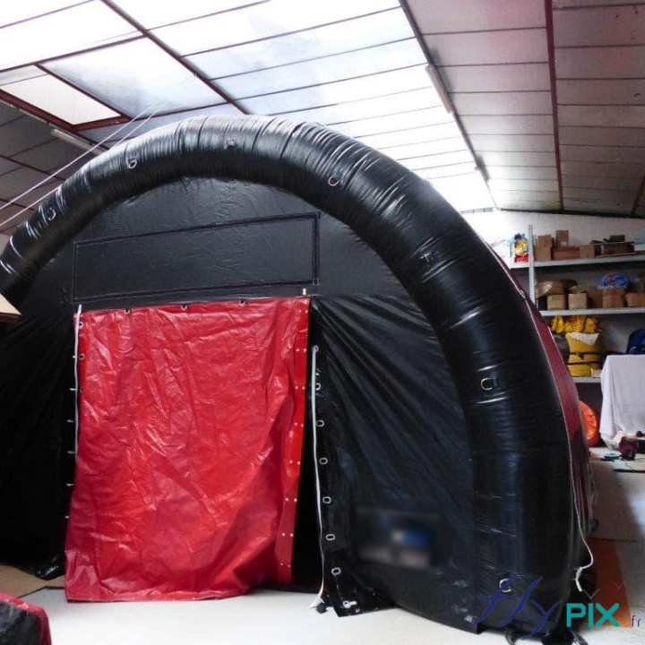 Tente de stockage de matériel médical, air captif, en forme de tunnel.