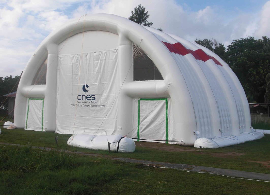 Un hangar gonflable à usage médical de 100m2 en forme de tunnel.