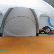 Boudins ossatures air captif: membrane gonflable en TPU sous une structure triple peau. Murs et toiture: toile 100% Polyester enduite PVC, toile 94% Polyester, 6% Elasthane 4 cotés, 4 portes amovibles, fermetures par zip